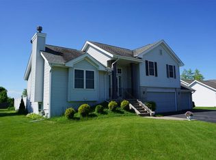 2104 Edge Rock Rd, Rockton, IL 61072