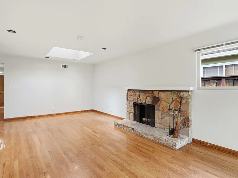 927 Lorne Way — Photo 16