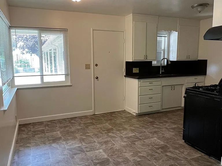435 Ocean View Ave — Photo 3