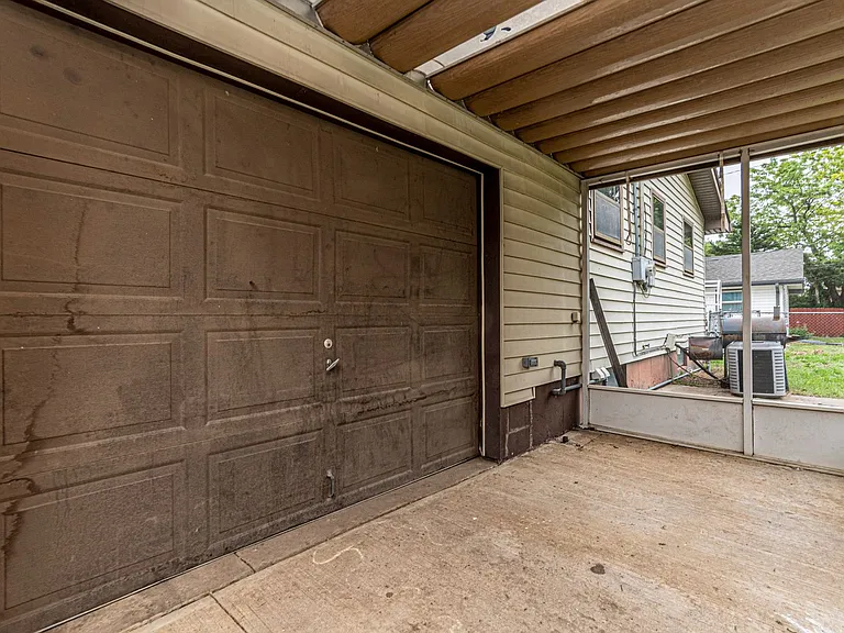 1011 Skyline Dr — Photo 2