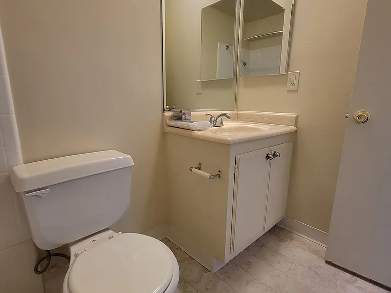 37 unit building close to CSUN! — Photo 8