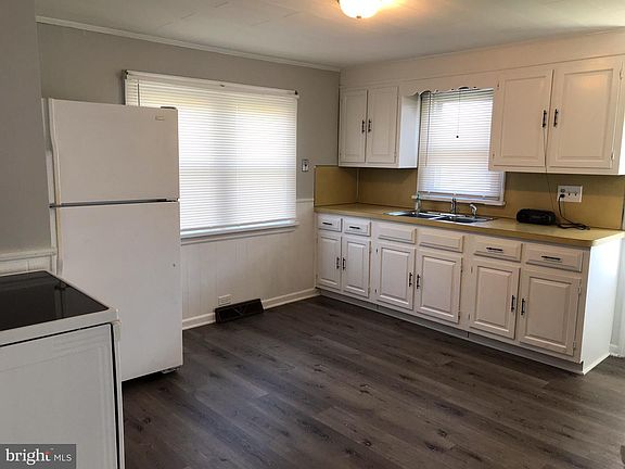 5th image of 1406 E Harmony St