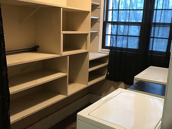 Laundry & pantry on main flr