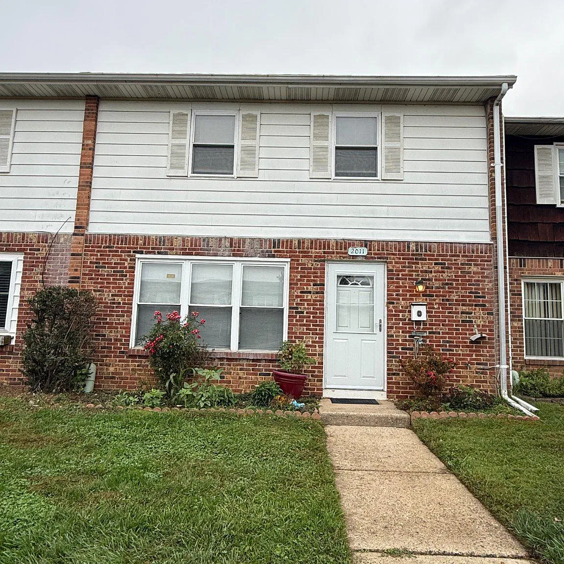 2 bed, 1.5 bath, 1056 sqft, $2,200 — Photo 2