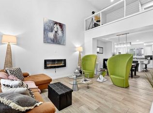 42 W Heirloom Mnr SE, Calgary, AB T3S 0H2