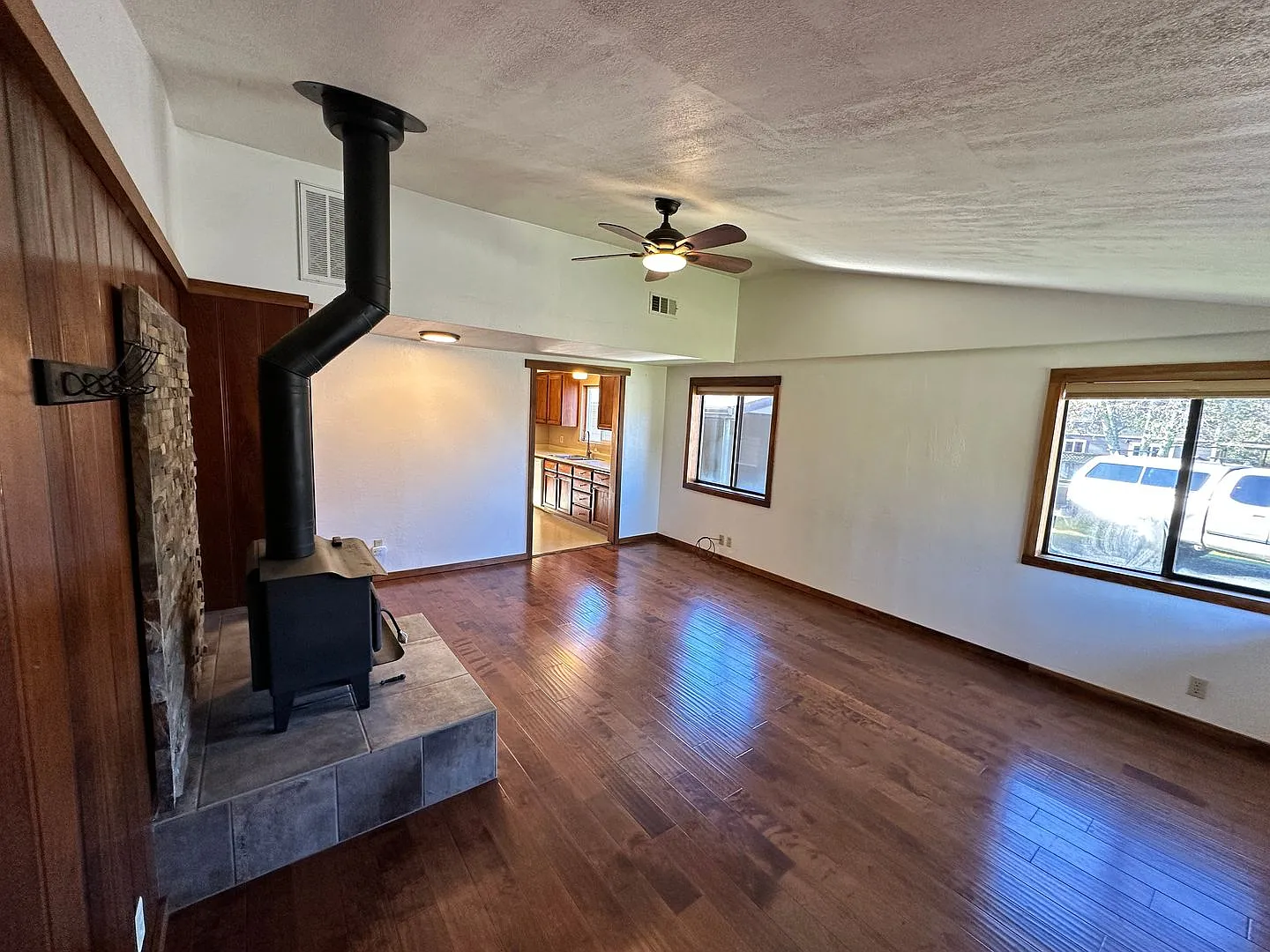 Sunny Fieldbrook 2 Bedroom House Cat Friendly — Photo 3