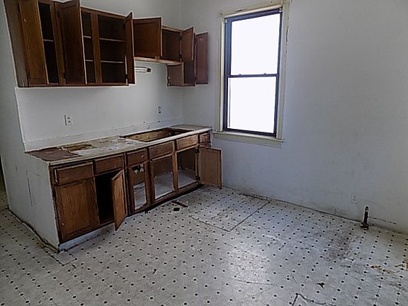 5th image of 5719 S Damen Ave
