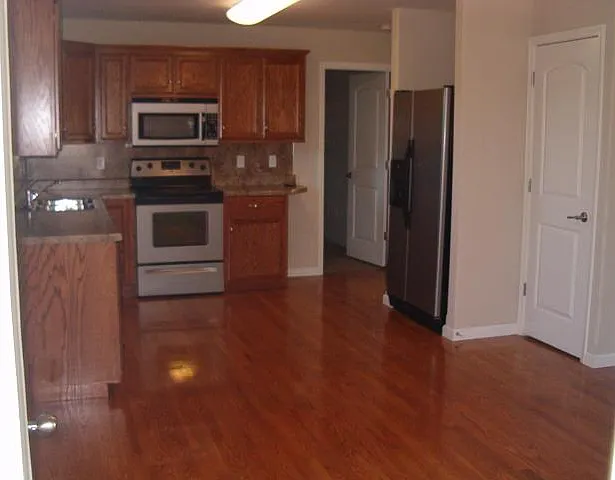 4 bed, 2500 sqft, $2,000 — Photo 2
