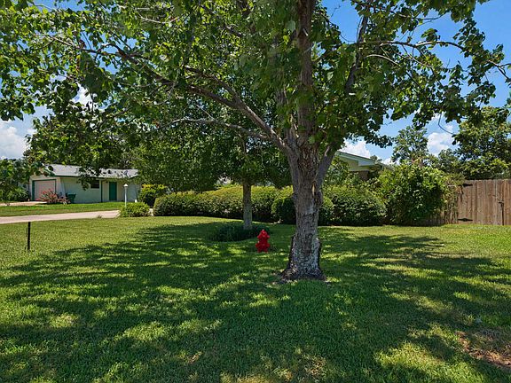 4th image of 8 Doral Dr