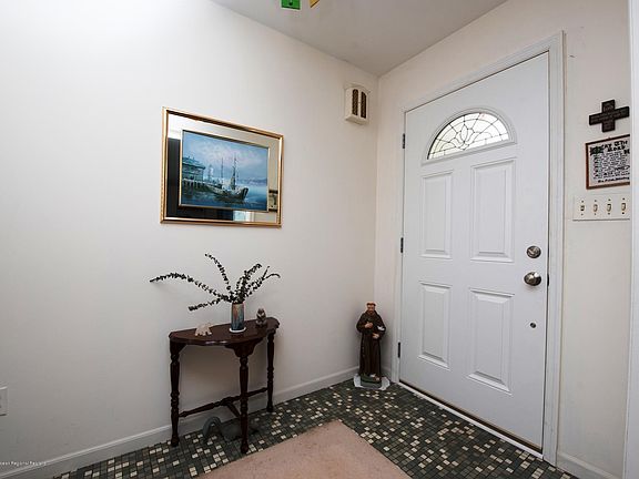 2nd image of 94 Southview Terrace N