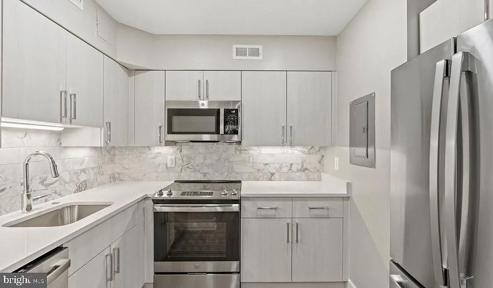 1 bed, 2.0 bath, 800 sqft, $2,544 — Photo 2
