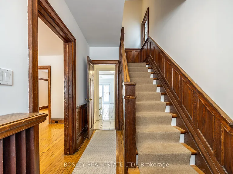 88 Manor Rd E — Photo 2