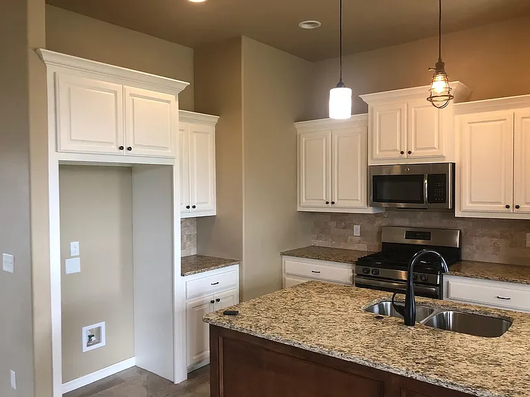 1328 Eagle Dr — Photo 3