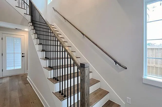 3 bed, 3.0 bath, 1969 sqft, $2,750 — Photo 2