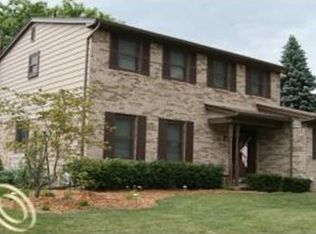 2735 Stonebury Dr, Rochester Hills, MI 48307