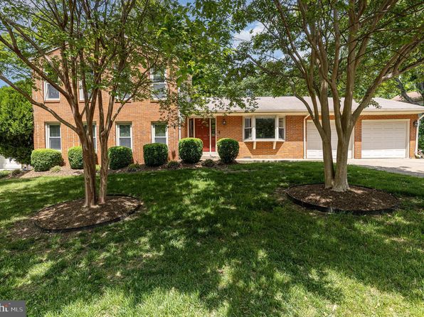 5810 Queens Gate Ct, Alexandria, VA 22303