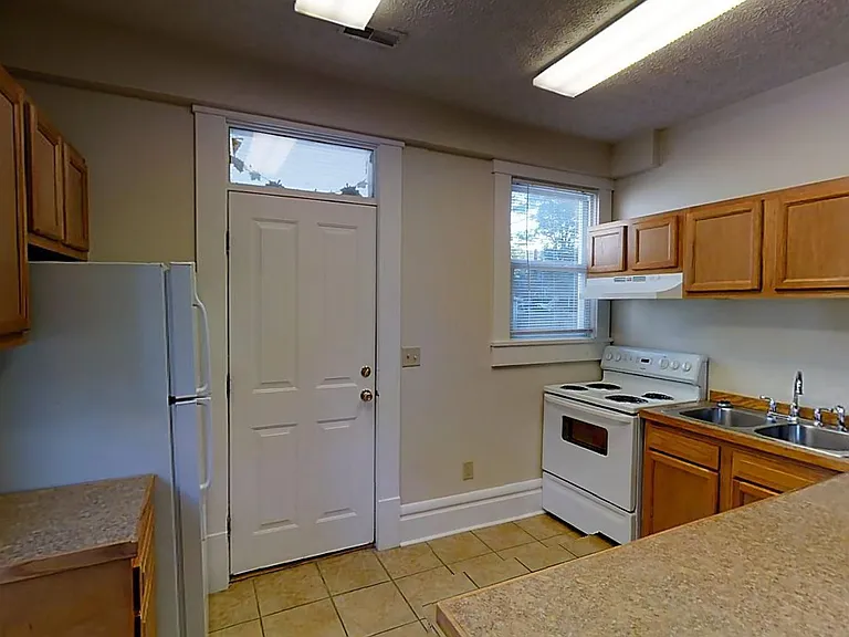 235 E 11th Ave — Photo 3