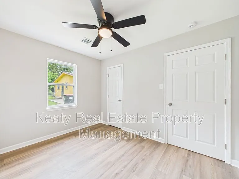 908 Saint Charles St — Photo 20