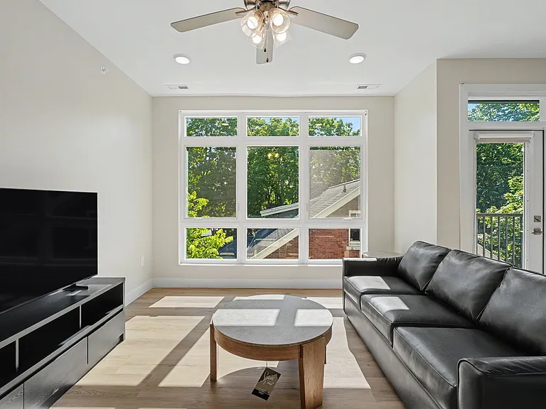 512 W Clark St — Photo 11