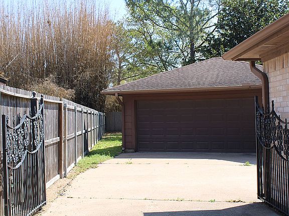 3rd image of 2301 Killarney Ln