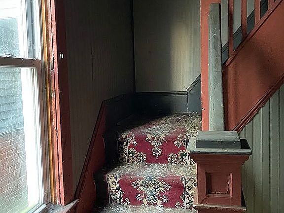 4th image of 209 W Centre St