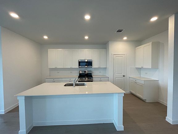3rd image of 433 Sormonne Loop