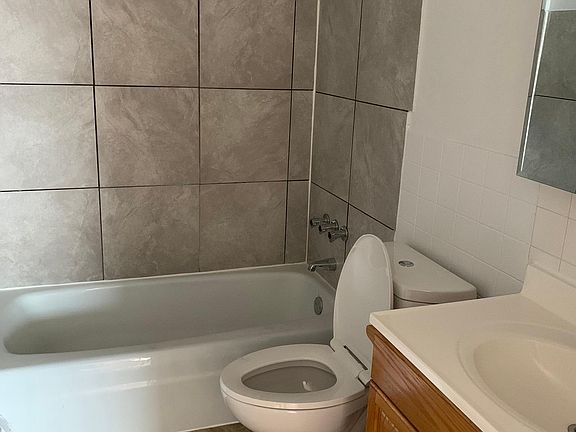 3rd image of 1515 W Morse Ave APT 301