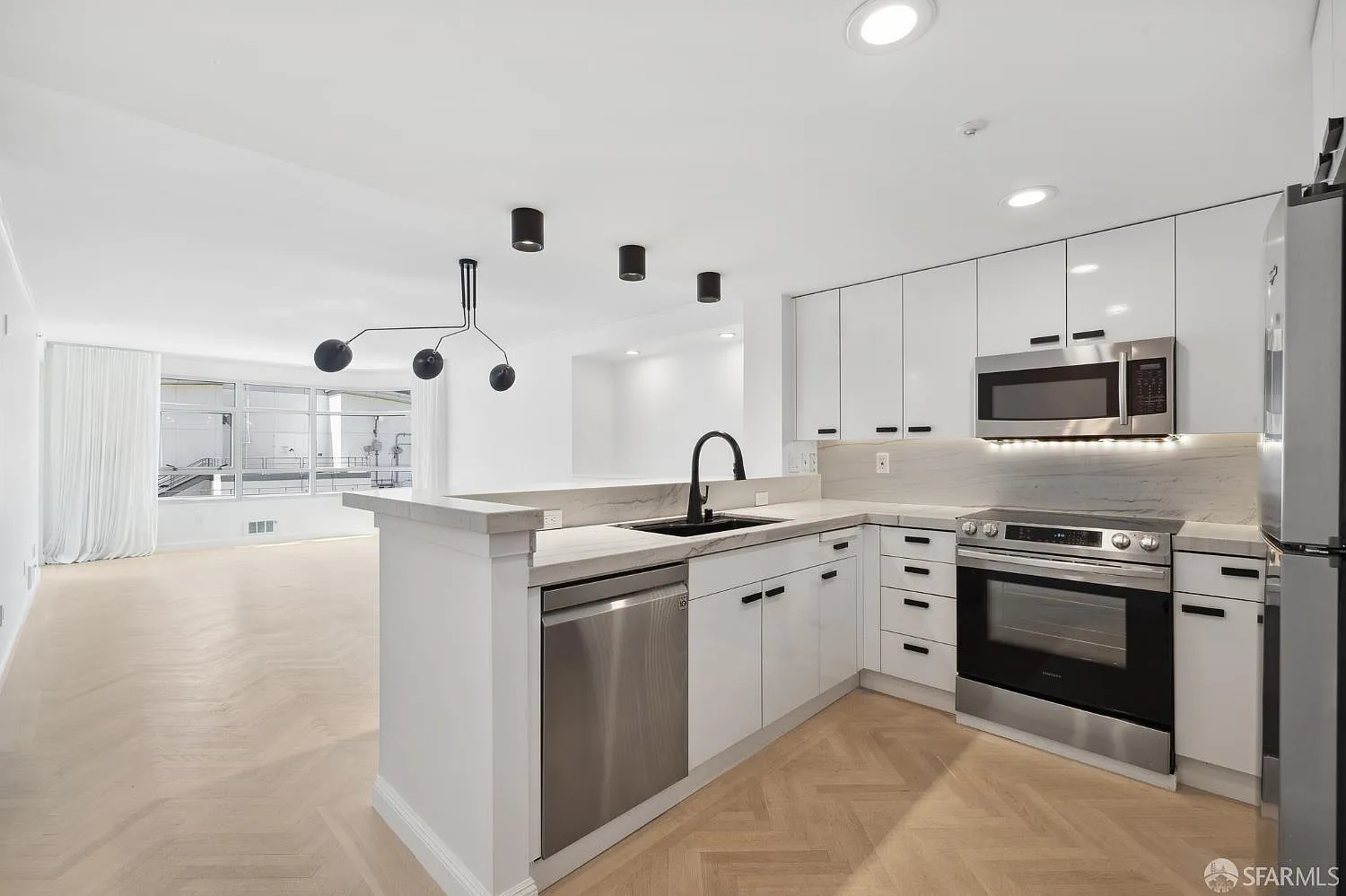 1 bed, 1.0 bath, 922 sqft, $5,545 — Photo 1