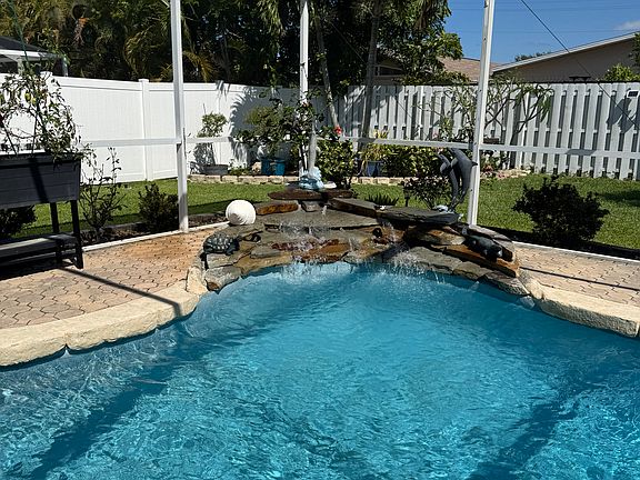 2nd image of 161 SE 27th St