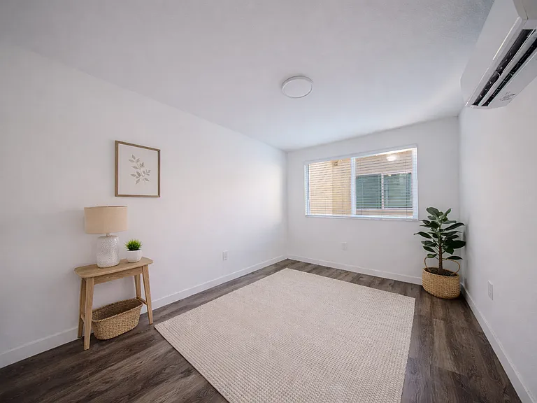 12914 Doty Ave — Photo 2