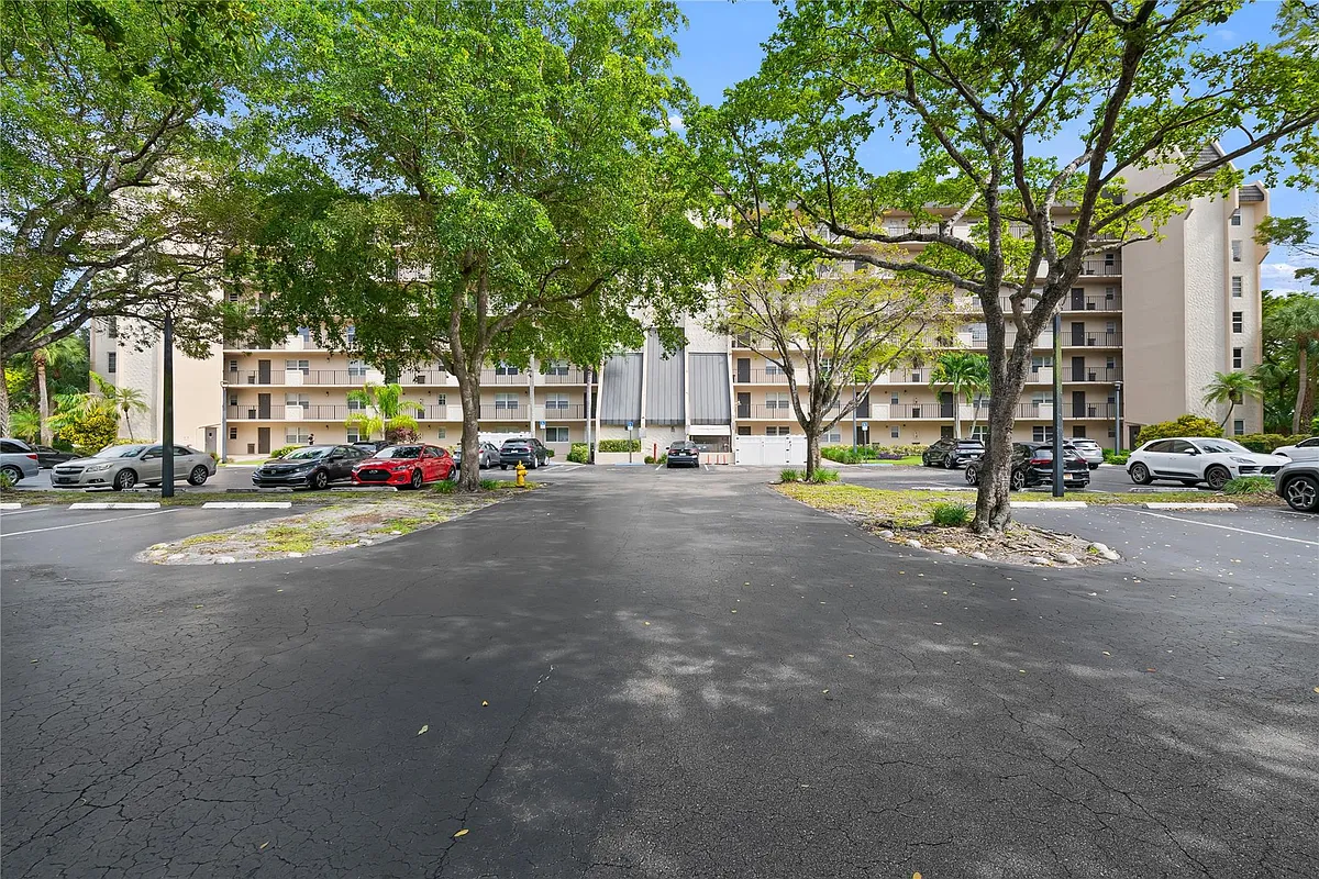 Building Photo - 3300 W Rolling Hills Cir #610
