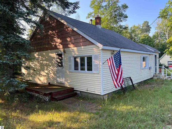 8870 E Fouch Rd, Traverse City, MI 49684