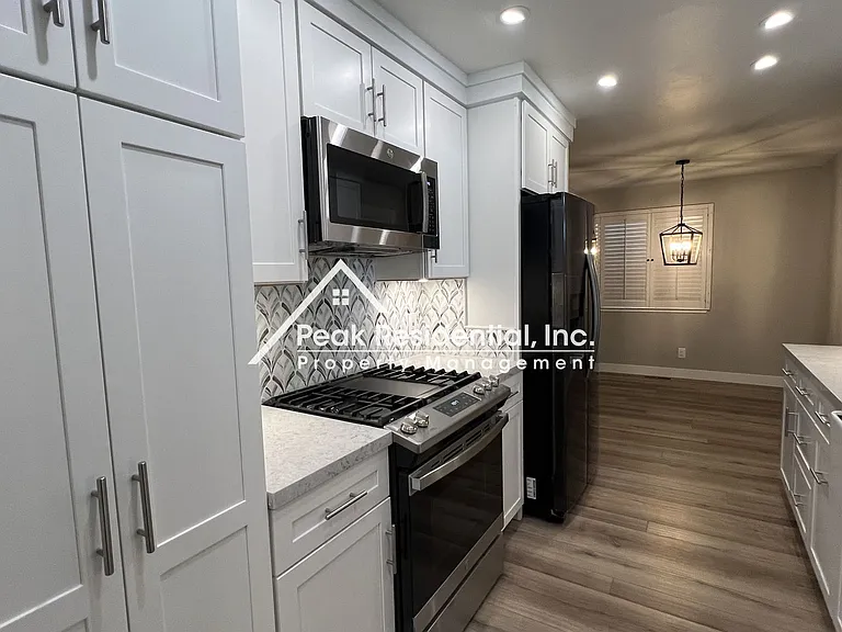 4552 Briarwood Dr — Photo 12