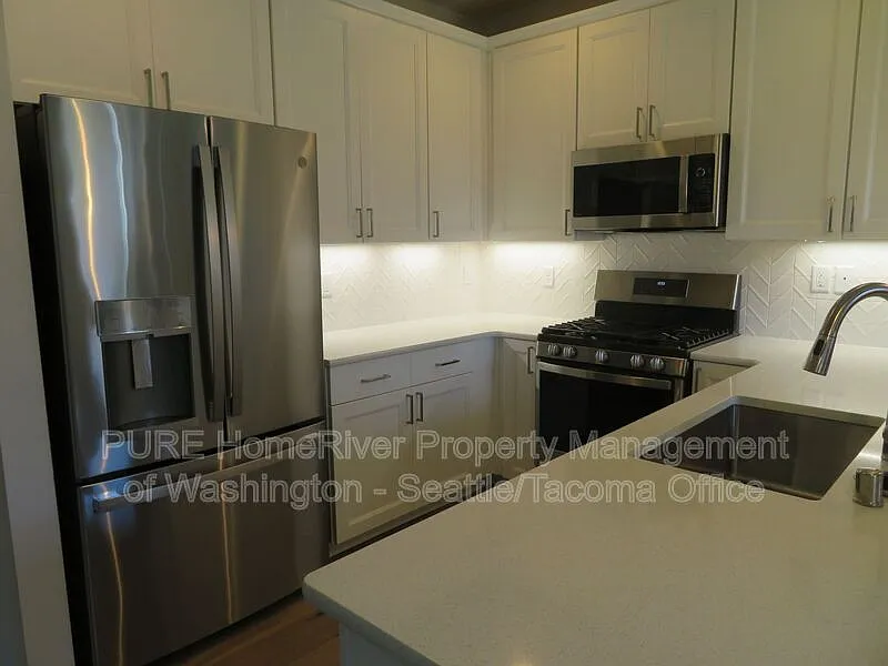 4 bed, 2.5 bath, 1750 sqft, $3,000 — Photo 2