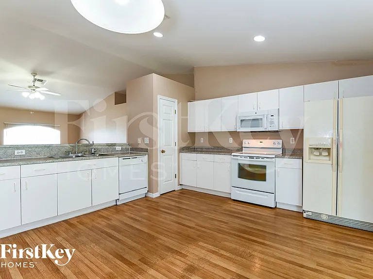 2108 NE 15th Pl — Photo 7