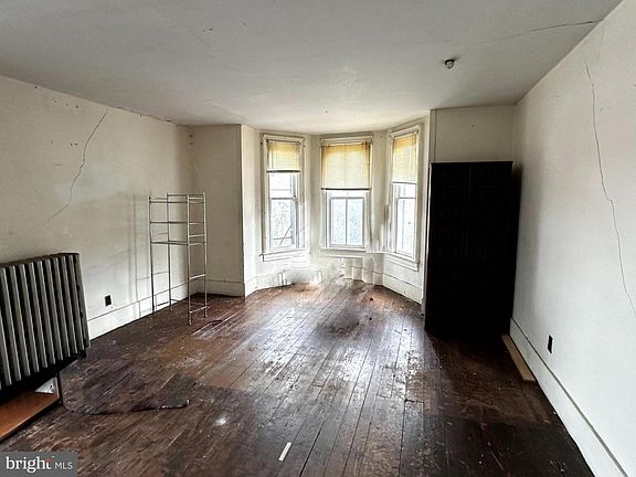 5th image of 215 S Spring St
