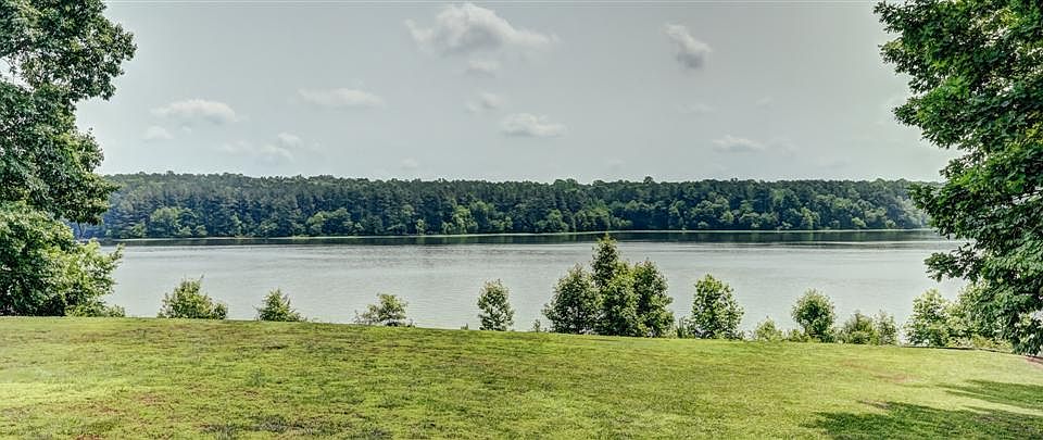 Serene setting Lake Chesdin