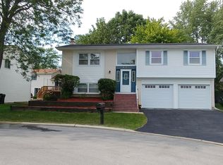 1440 Sturbridge Ct, Hoffman Estates, IL 60192