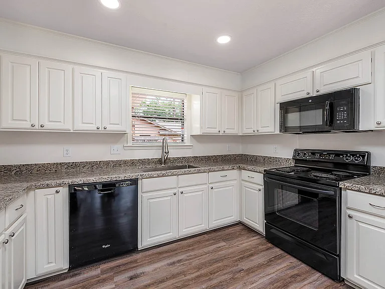 2910 Jennifer Dr — Photo 1