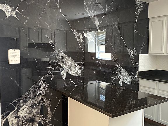 2nd image of 409 Halsey St #2