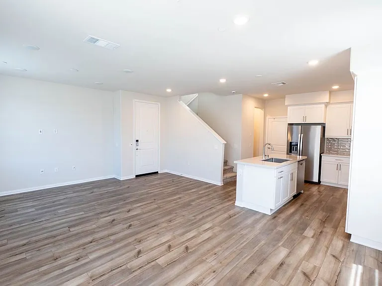 401 Verna St — Photo 3
