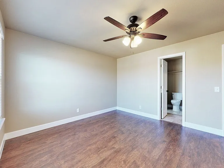 Sunflower Triplex — Photo 15