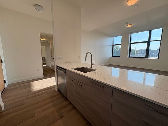 4th image of 1077 Commonwealth Ave #500