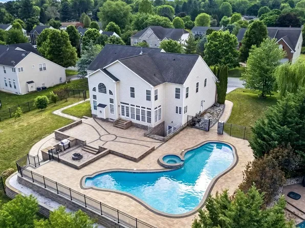 13817 Emerson Dr, Hagerstown, MD 21742