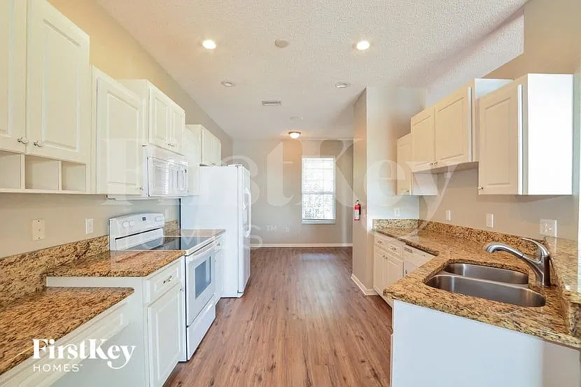 3 bed, 2.0 bath, 1786 sqft, $2,180 — Photo 4