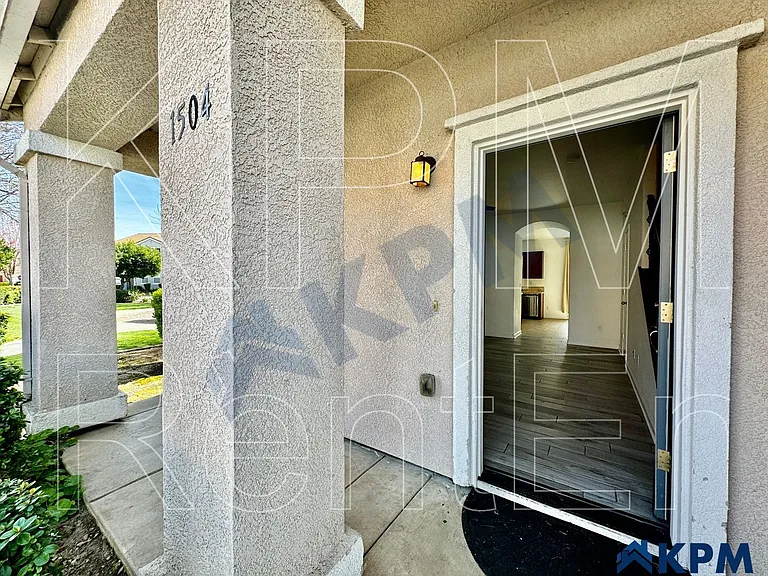1504 Cat Tail Dr — Photo 3