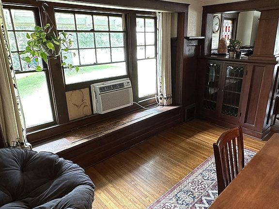 4th image of 102 York Ave