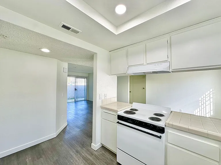 Nelson Apartments (Silver Tree Terrace) — Photo 10