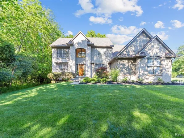 2831 Water Oaks Dr, West Bloomfield, MI 48324