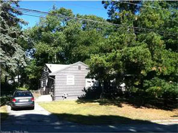 7 Holly Hill Dr, Uncasville, CT 06382